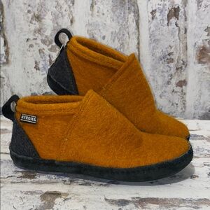 Kyrgies Tengries felt wool slippers